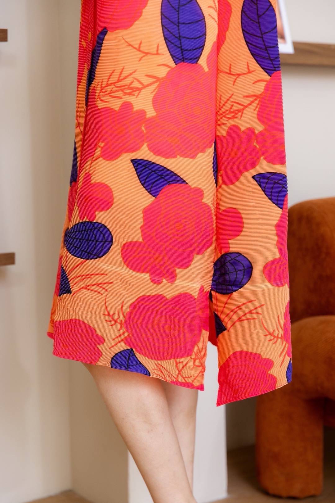 เดรสอัดพลีทลายดอกไม้ทั้งตัว เล่นสีได้สวยลงตัวมากค่ะ ใส่สบาย : สินค้าคุณภาพ (พร้อมส่ง)