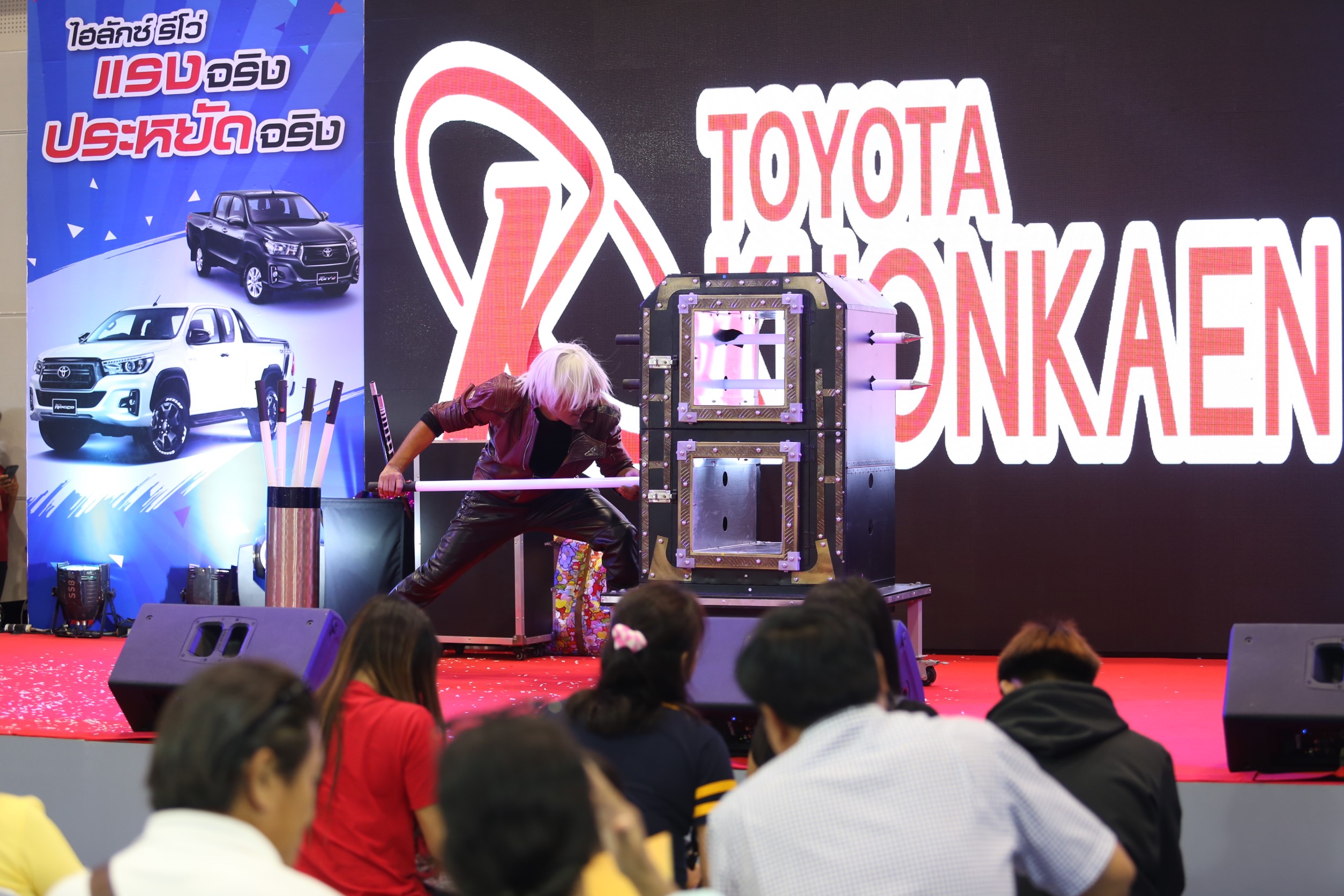 มายากล นักมายากล การแสดง โชว์ Magic Show "งาน HILUX REVO FESTIVAL 2019" 05/07/2562