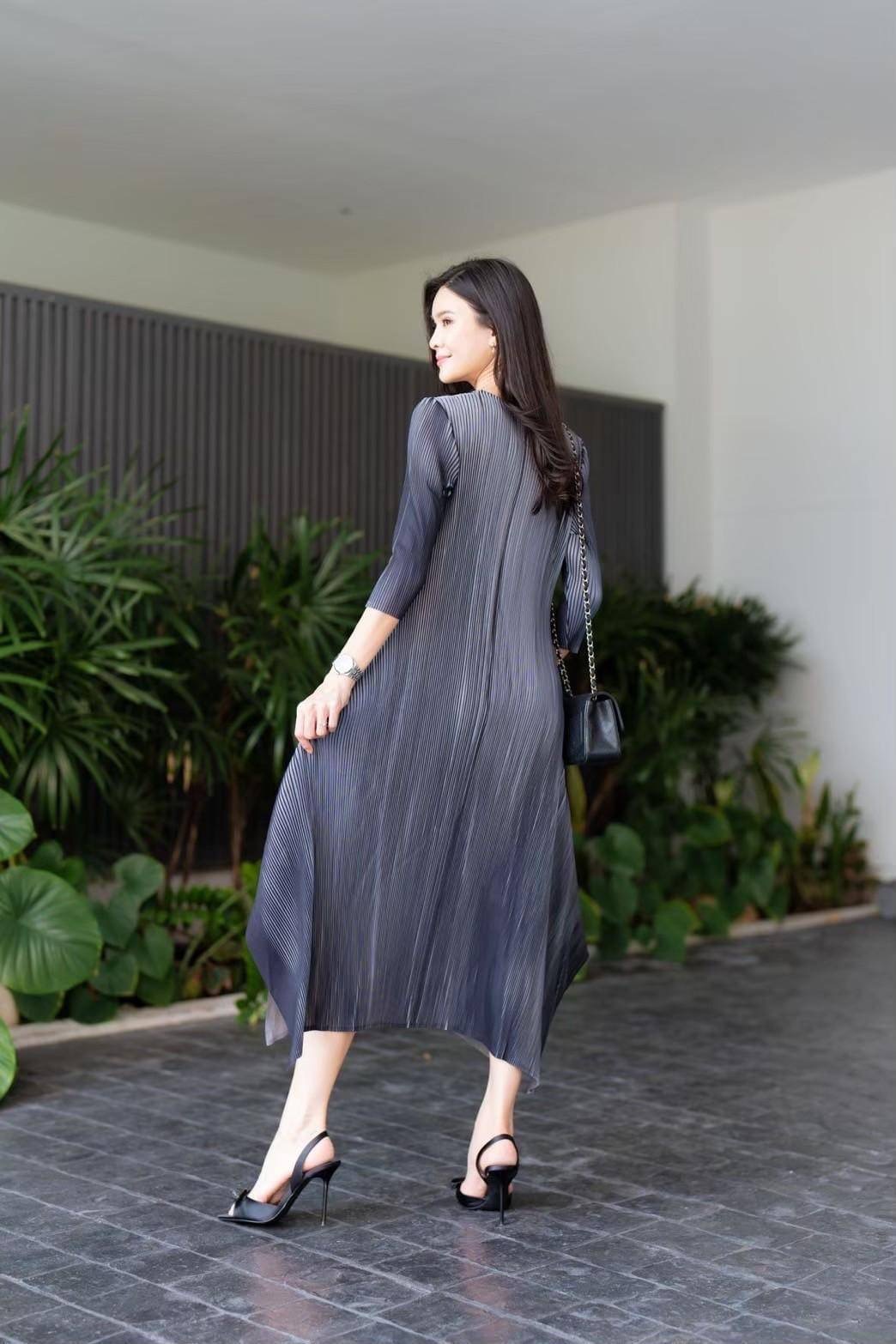 เดรสแขนสั้น คอกลมงาน AA Premium งานอัดพลีททรงA ทรงป้ายสไลด์ไปด้านข้าง พลีทเนื้อเดียวกับงาน Brand สวย Best Quality✔️ ตัดต่อพลีท 3 สี เย็บด้วยเทคนิคพิเศษ ใส่สบาย : สินค้าคุณภาพ (พร้อมส่ง)