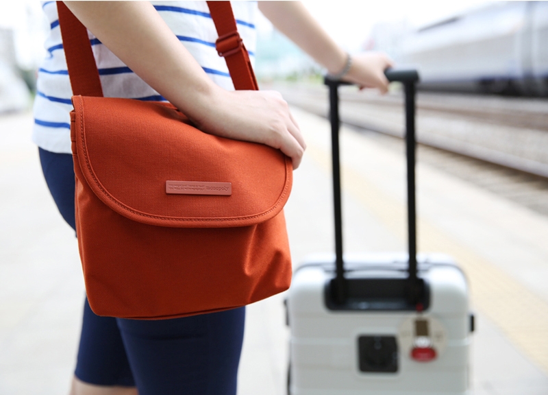 DINIWELL MESSENGER BAG กระเป๋าสะพายอเนกประสงค์ ใส่ได้ทั้งทำงาน ท่องเที่ยว ช่องเยอะ น้ำหนักเบา ผลิตจากไนล่อนคุณภาพสูง กันน้ำ มี 4 สีให้เลือก