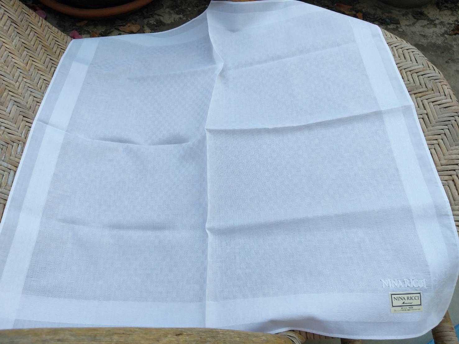 ผ้าเช็ดหน้า NINA RICCI สีขาว ผ้าสวยมากผืนนี้