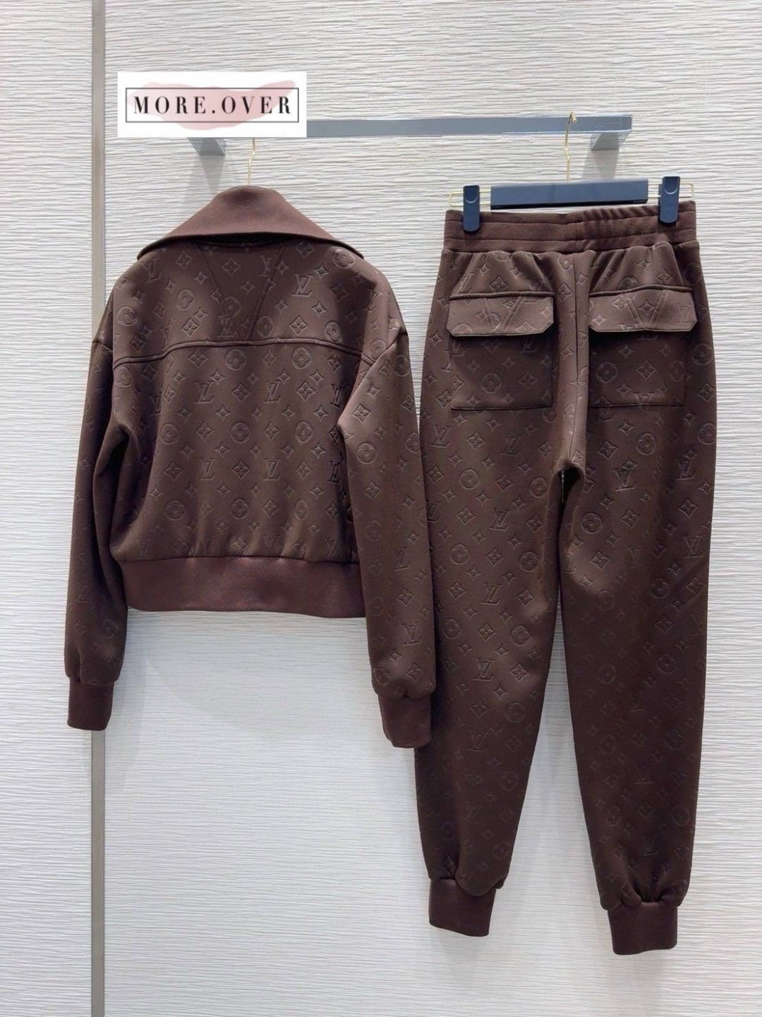 Set เสื้อคลุมแขนยาวทอลายโลโก้แบรนด์ทั้งตัว + กางเกงขายาว LV ลุคสวยเรียบหรู hiso รุ่นนี้ งานสวยมากค่ะใส่เป็นเซ็ตหรือใส่แยกก็ได้ค่ะ ใส่สบาย : สินค้าคุณภาพ (พร้อมส่ง)