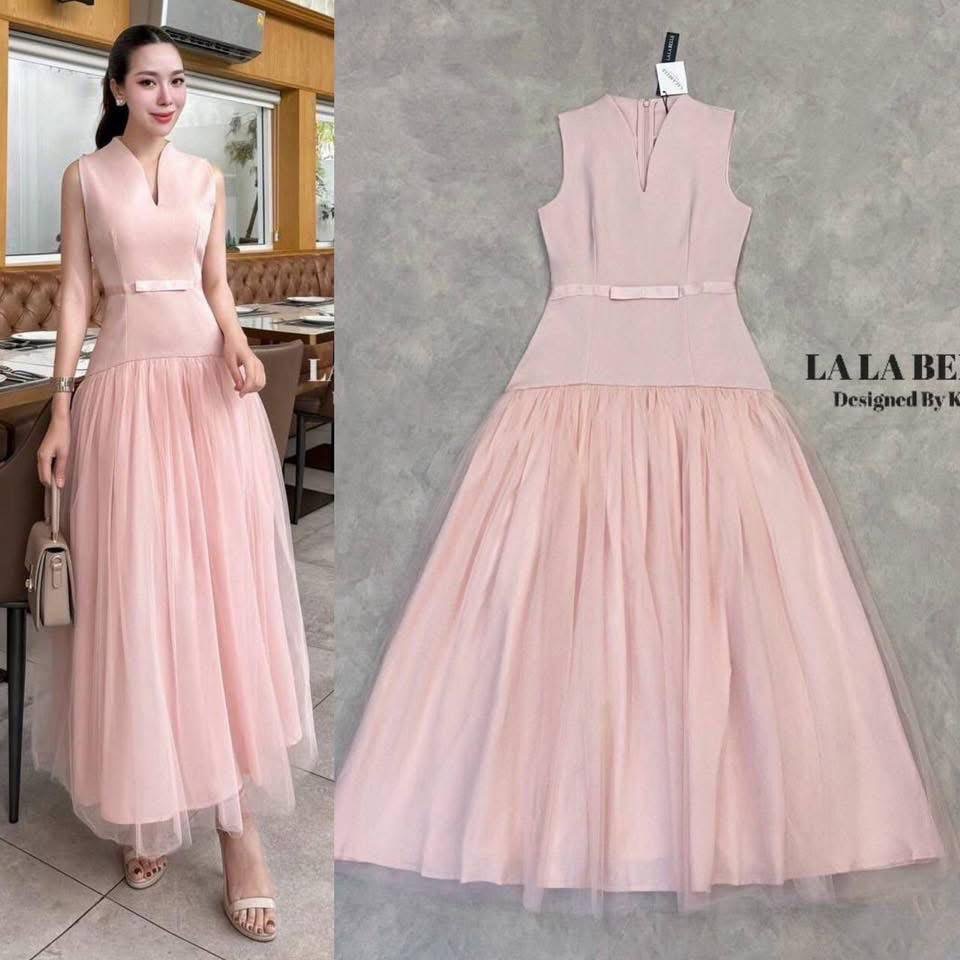 เดรสทรงเจ้าหญิงรุ่นใหม่ทรงฮอตทรงปังที่ตามหาเสื้อคจีนวีแขนกุดเอวเข้ารูปตัดขอบเอวด้วยโบว์กระโปรงทรงเจ้าหญิงต่อชายผ้าตาข่ายฟู2ชั้นมีซับใน ใส่สบาย : สินค้าคุณภาพ (พร้อมส่ง)