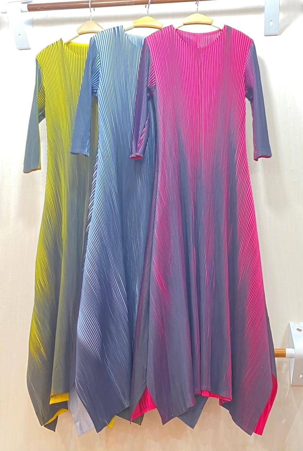 เดรสแขนสั้น คอกลมงาน AA Premium งานอัดพลีททรงA ทรงป้ายสไลด์ไปด้านข้าง พลีทเนื้อเดียวกับงาน Brand สวย Best Quality✔️ ตัดต่อพลีท 3 สี เย็บด้วยเทคนิคพิเศษ ใส่สบาย : สินค้าคุณภาพ (พร้อมส่ง)