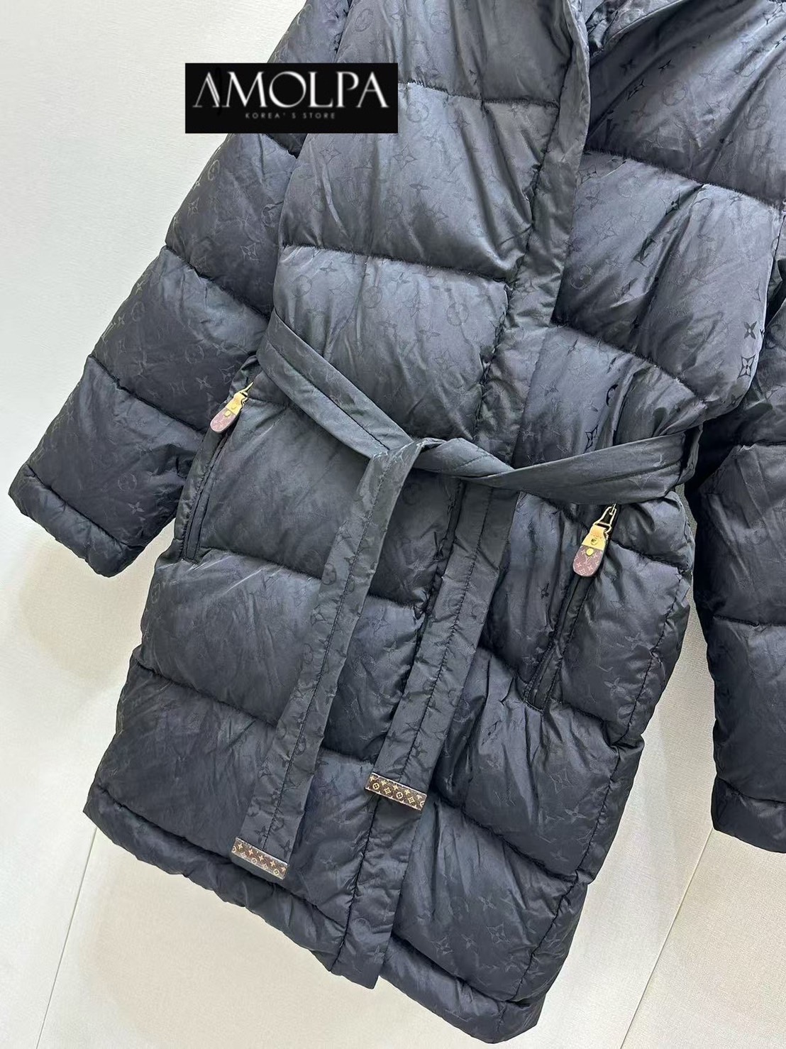 LONG JACKET BOMBER LV งาน hiend ใหม่ล่าสุด งาน 1:1 จริงๆ ตามช๊อปปปป งานสวยยยเป๊ะม๊าก ไม่ผิดหวังแน่นอน งานพรีเมียมมม!! 📍ใส่ได้ทั้ง ช ญ น๊า ใส่สบาย : สินค้าคุณภาพ (พร้อมส่ง)