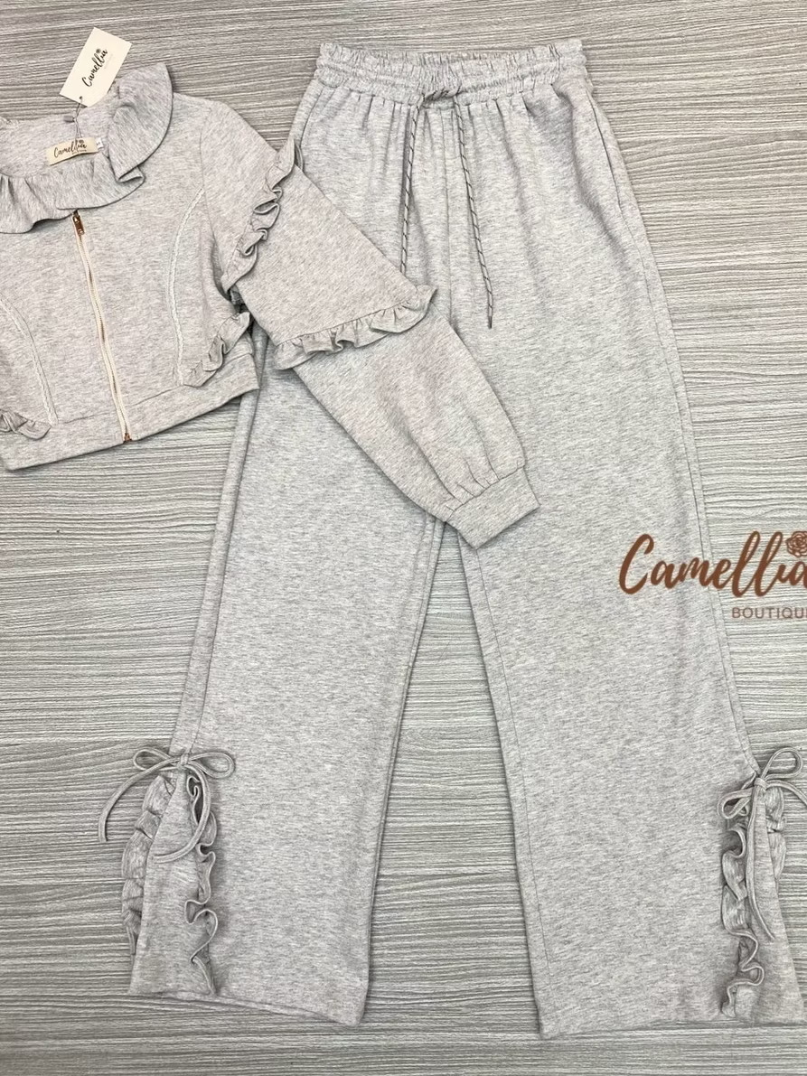 ชุดวอมผ้ายืดเนื้อนิ่ม เสื้อคอระบายๆ แขนยาว แต่งระบาย มาพร้อมกางเกงขายาวปลายขา ผูกโบ ใส่สบาย : สินค้าคุณภาพ (พร้อมส่ง)