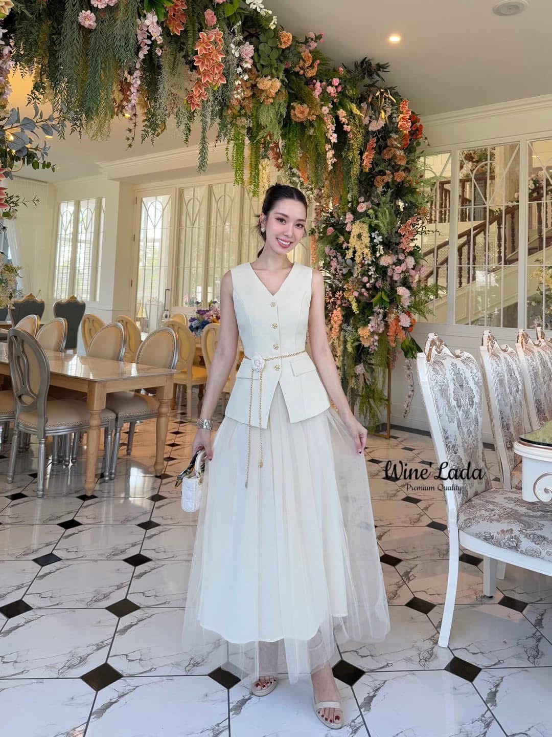 Set 4 Pcs. เช็ทเสื้อแขนกุดกระดุมหน้า เนื้อผ้ามีเทคเจอร์ มาพร้อมกระโปรงมุ้งสีเข้าเซ็ท มีเข็มกลัดดอกไม้และเข็มขัดโซ่ เพิ่มความลัคซู ทรงสวย เป๊ะ สวยหรู ดูแพง มากค่ะ ใส่แล้วผอมเพียว ซับในทั้งตัว ใส่สบาย : สินค้าคุณภาพ (พร้อมส่ง)