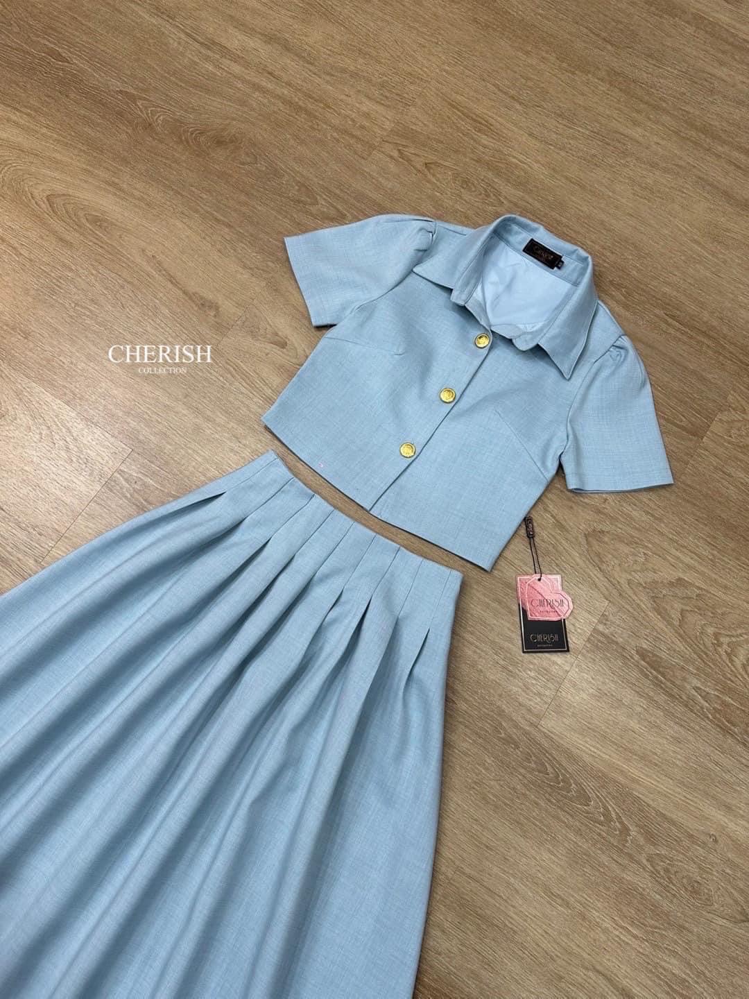 Set สุดน่ารัก ตัวเสื้อเป็นครอปตัวยาวคอปก ตกแต่งกระดุมทองมาพร้อมกระโปรงตัวยาวจับจีบใส่คู่กันแล้วน่ารักสุดๆไปเลยค่ะ ใส่สบาย : สินค้าคุณภาพ (พร้อมส่ง)