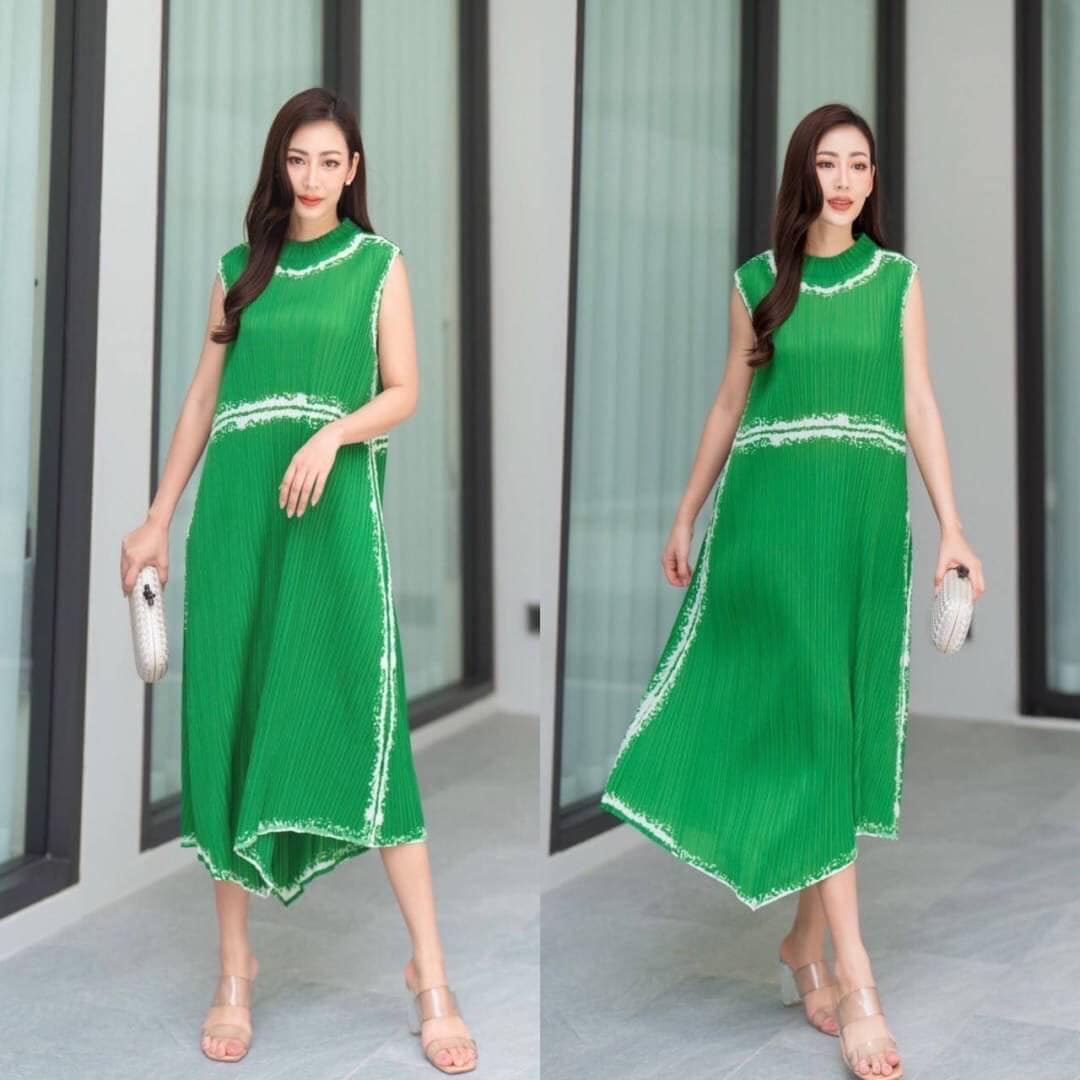 เดรสอัดพลีท งานสวยไฮโซ ทรงคอปีน แขนกุด ชายบาน A Line 😍 เพิ่มความเกร๋กรุบ ด้วยการตัดเฉลียงข้าง สวยพริ้ว ทุกมุมมอง 👍🏻 สินค้าคุณภาพ (พร้อมส่ง)