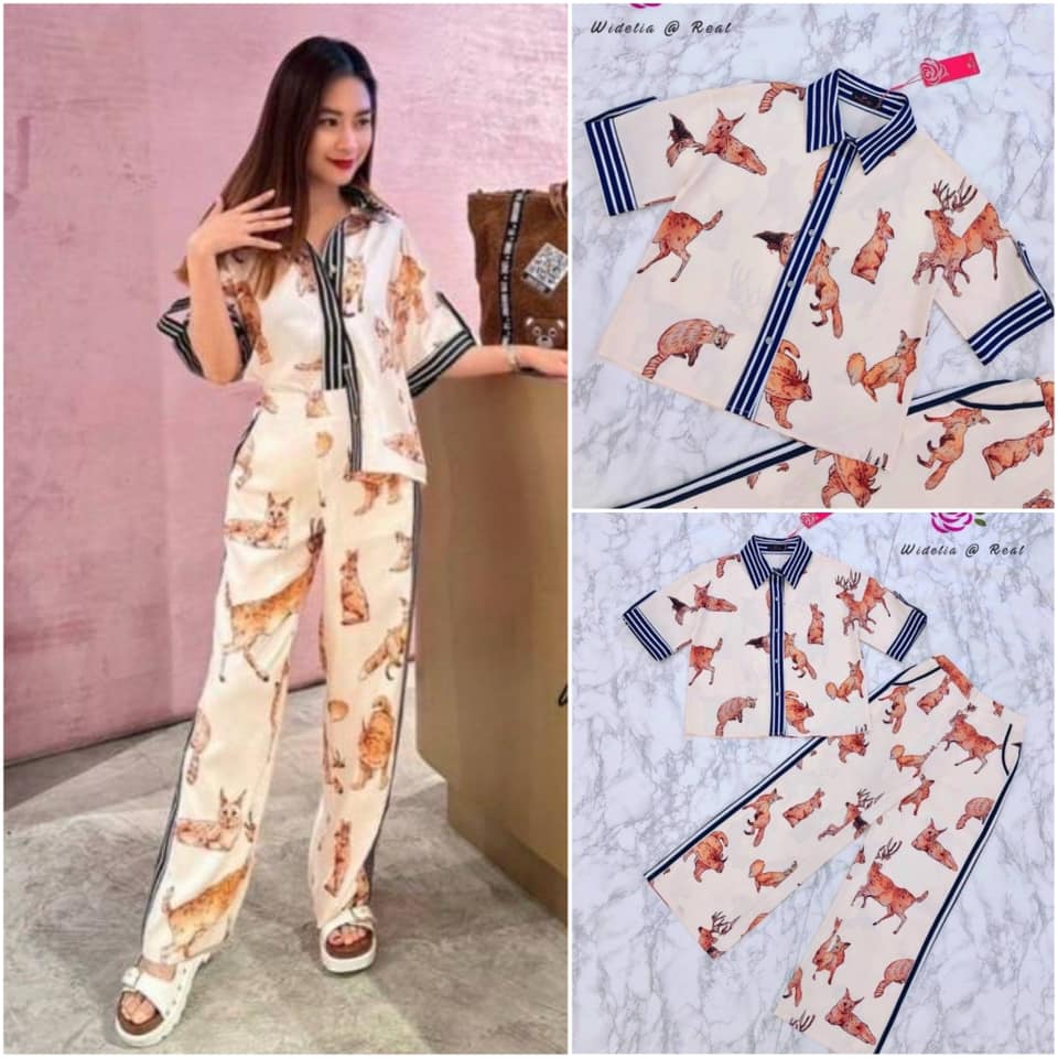 Set :: เสื้อตัวสั้นทรงเชิ๊ตตัวสวยทรงเก๋ ตัวชุดมาในผ้าไหมญี่ปุ่นเนื้อเงาสวยพริ้ว พิมพ์ลวด ลาย Animal สุด Cute มาเข้าชุดกับกางเกงขายาว ทรงตรงขากระบอก ใส่สบาย สินค้าคุณภาพ (พร้อมส่ง)