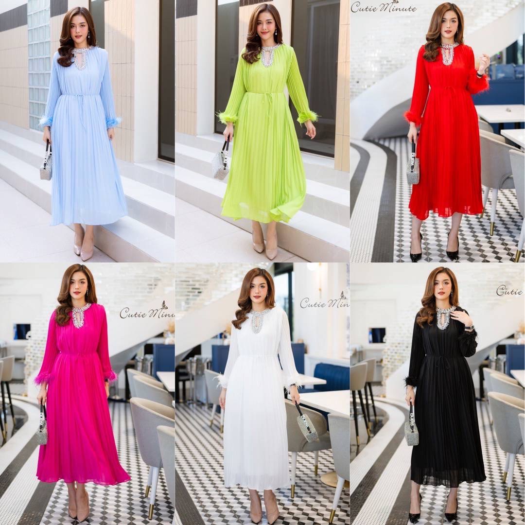 แม็กซี่เดรสผ้าชีฟองอัดพลีทคอประดับเพชรเม็ดใหญ่สุดอลังการ เพิ่มความเก๋ที่ปลายแขนด้วยขนนก มาพร้อมกับเชือกผูกเอว ชุดมีซับในทั้งตัว ใส่สบาย : สินค้าคุณภาพ (พร้อมส่ง)