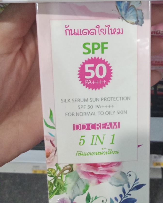 กันแดดใยไหม SPF50 PA+++ DD Cream 5 in 1 (12 นางพญา) (ขนาด 50 กรัม) เป็นกันแดดผสมรองพื้น เนื้อใยไหม กันน้ำ กันเหงื่อ กันแดด หน้าเนียนเป๊ะ หน้าไม่วอก ไม่ลอย กลมกลืนกับผิว เนื้อใยไหมบางเบา ไม่หนักหน้า ไม่อุดตัน ไม่มัน ไม่เยิ้ม สวยตลอดทั้งวัน ไม่ต้องเติมแป้งบ