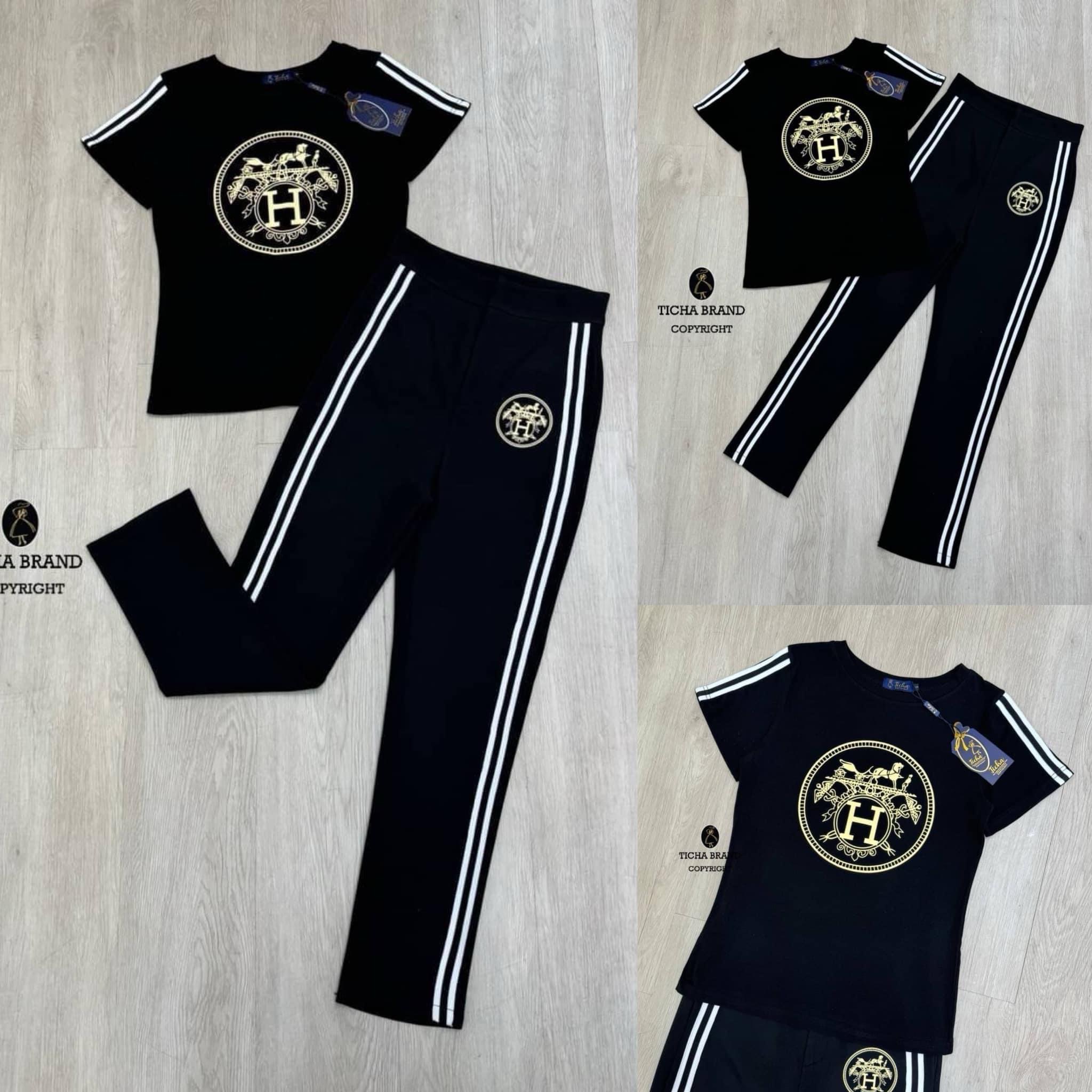 :set 2ชิ้น สีดำ เสื้อยืดแขนสั้นสกรีนลายแบรนด์ดังและเย็บแต่งริ้วขาว มาคู่กับกางเกงขายาวผ้านิ่มไม่ยืด เย็บแถบข้าง ทรงเข้ารูปสวย สินค้าคุณภาพ (พร้อมส่ง)