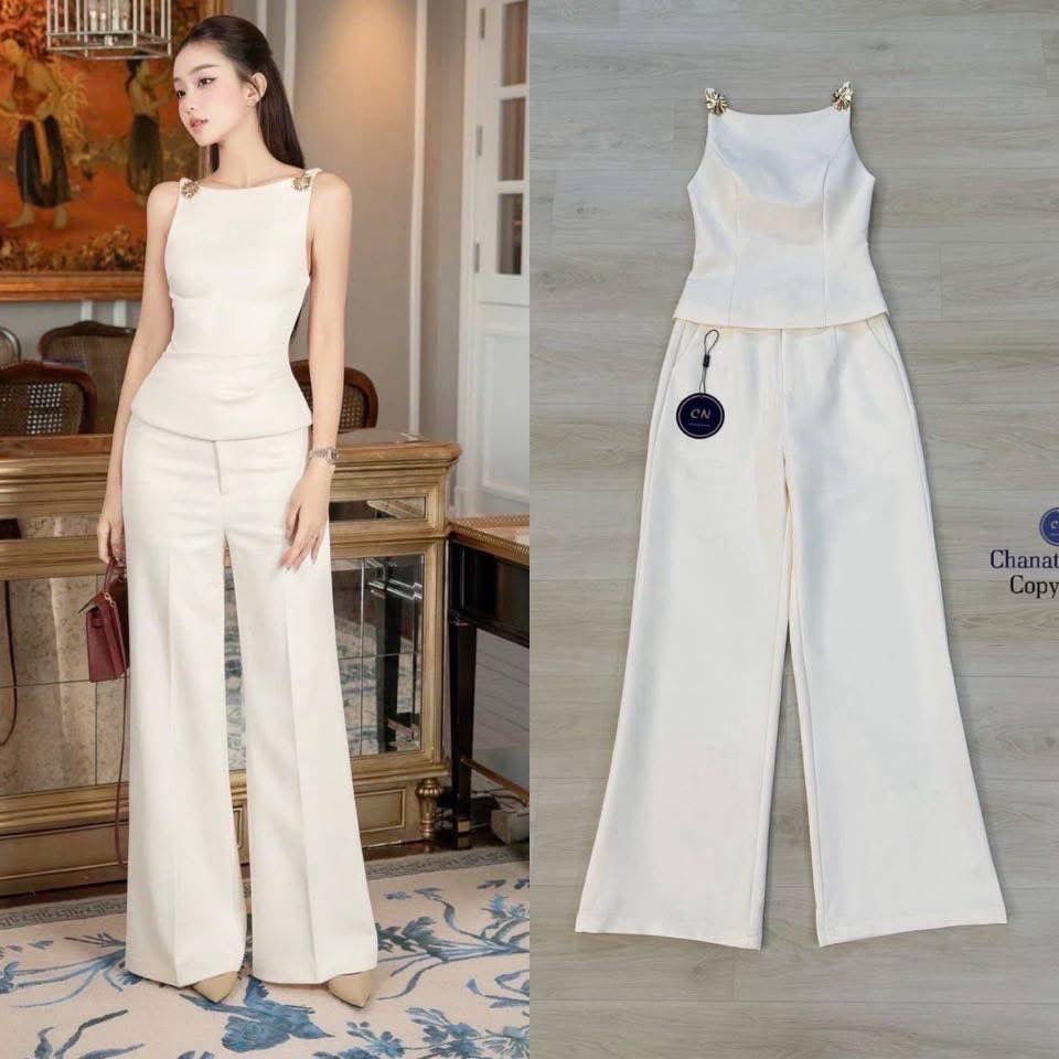 Set 2 ชิ้น เสื้อสายเดี่ยวสีครีม ช่วงสายด้านหน้าแต่งอะไหล่ดอกไม้สีทอง อกเสริมฟองน้ำ ดีเทลแต่งเว้าหลังบน ซิปหลังมีชับในตัว แมทซ์กับกางเกงขายา ใส่สบาย : สินค้าคุณภาพ (พร้อมส่ง)