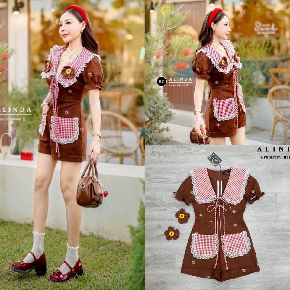 จั๊มสูทสั้นผ้ายีนส์สีน้ำตาลช็อกโกแล็ต แต่งคอปกและกระเป๋าหน้าด้วยผ้าลายสก็อตสีแดงตัดขอบลูกไม้สีขาว ใส่สบาย : สินค้าคุณภาพ (พร้อมส่ง)