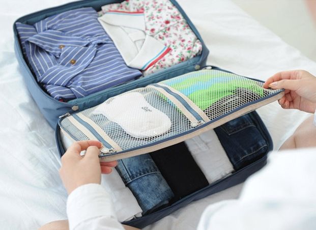 กระเป๋าจัดระเบียบเดินทาง, กระเป๋าจัดระเบียบเสื้อผ้า เสียบที่จับของกระเป๋าเดินทางได้ มีช่องใส่สองชั้นกั้นด้วยช่องตาข่าย ผลิตจากโพลีเอสเตอร์กันน้ำ