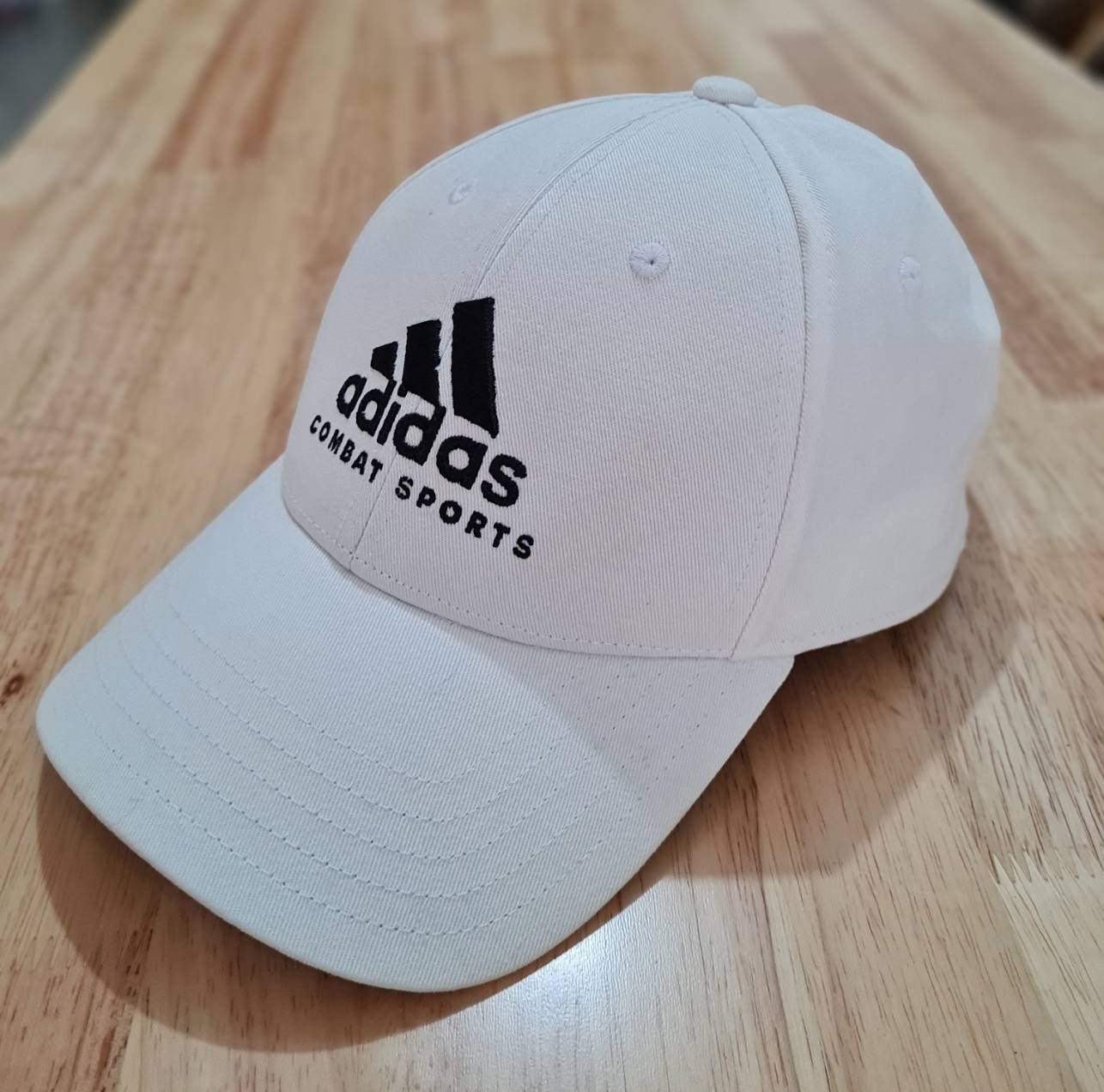 หมวกแก๊ป adidas สีขาว