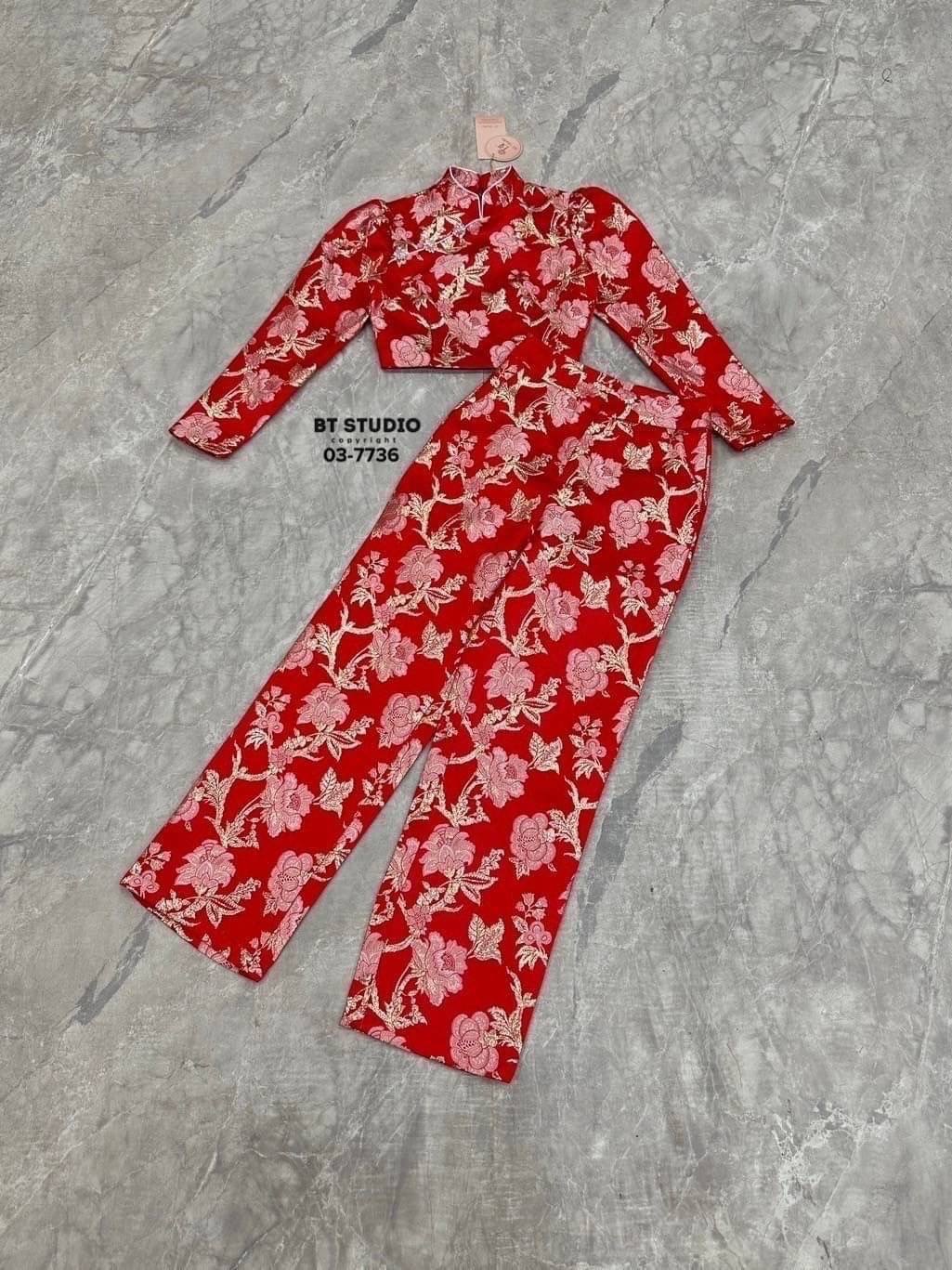 เซท 2 ชิ้น เสื้อครอปสั้นแขนยาวคอจีน แต่งกระดุมเพชร แมทซ์กับกางเกงขายาว งานผ้าทอลายดอกกุหลายปักสวยงามมาก งานสวยเนื้อผ้าดี มีซับในค่ะ ใส่สบาย : สินค้าคุณภาพ (พร้อมส่ง)