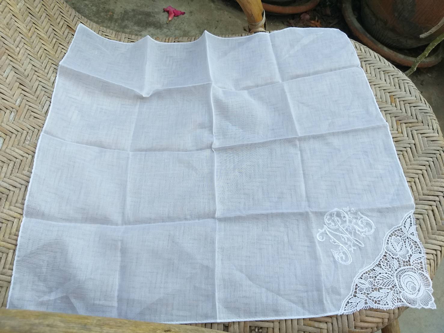 ผ้าเช็ดหน้ามุมลูกไม้โปร่ง สวยหวานมาก
