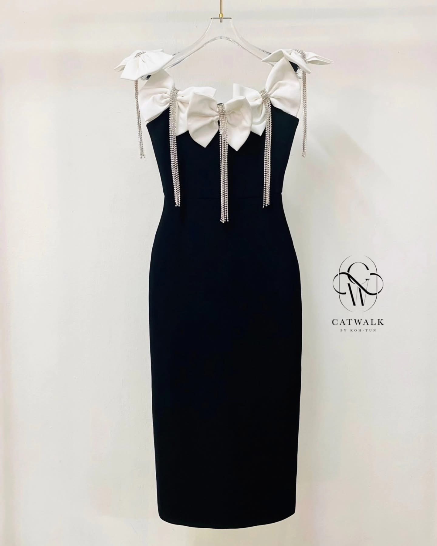 เดรสแต่งโบว์+สร้อยเพชร ตัวชุดเป็นผ้ายืดเนื้อหนาเก็บทรงสวย เพิ่มความหรูหราด้วยโบว์รอบไหล่ แต่งด้วยสร้อยเพชรตรงกลางโบว์ย้อยระย้าสวยมาก ใส่สบาย : สินค้าคุณภาพ (พร้อมส่ง)