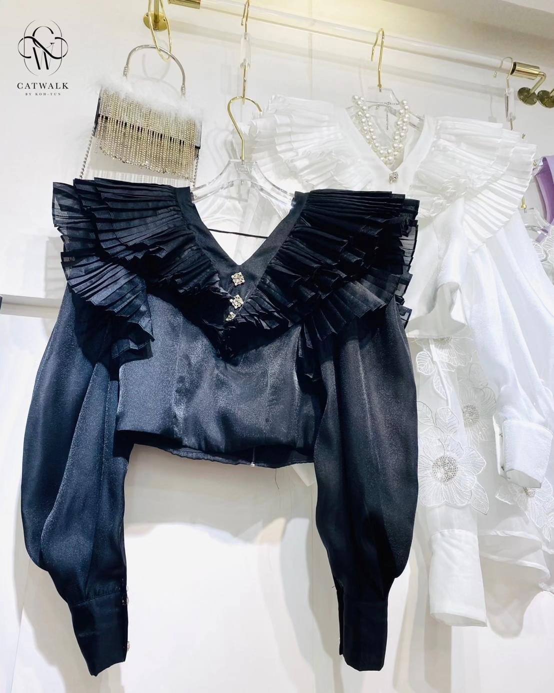 เสื้อครอปแต่งระบายอัดพลีท ผ้าซิลเนื้อดี เนื้อนุ่มใส่สบาย ตัวเสื้อเป็นทรงเข้ารูป คอวีแขนพองยาว ใส่สบาย : สินค้าคุณภาพ (พร้อมส่ง)