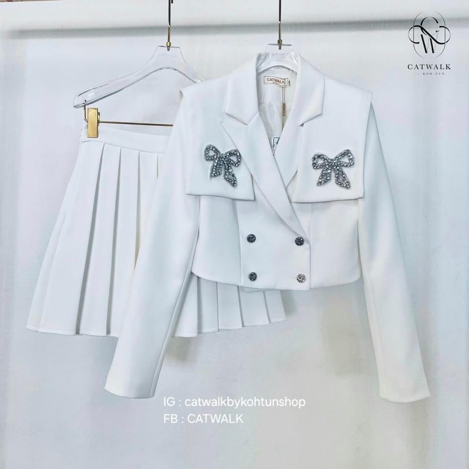 เซตเสื้อ ครอปสูทแต่งโบว์เพชร+กระโปรงจีบรอบ เนื้อผ้า เกรดเอ ใส่สบาย สินค้าคุณภาพ (พร้อมส่ง)