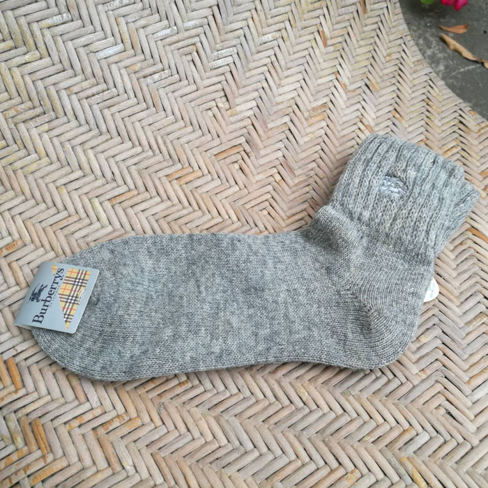 ถุงเท้าไหมพรมขนสัตว์ Burberry