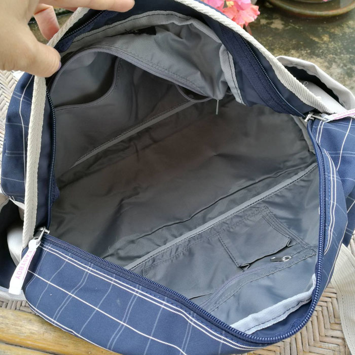 กระเป๋าเสื้อผ้า EASTBOY ขนาดกลางๆ กำลังสวย