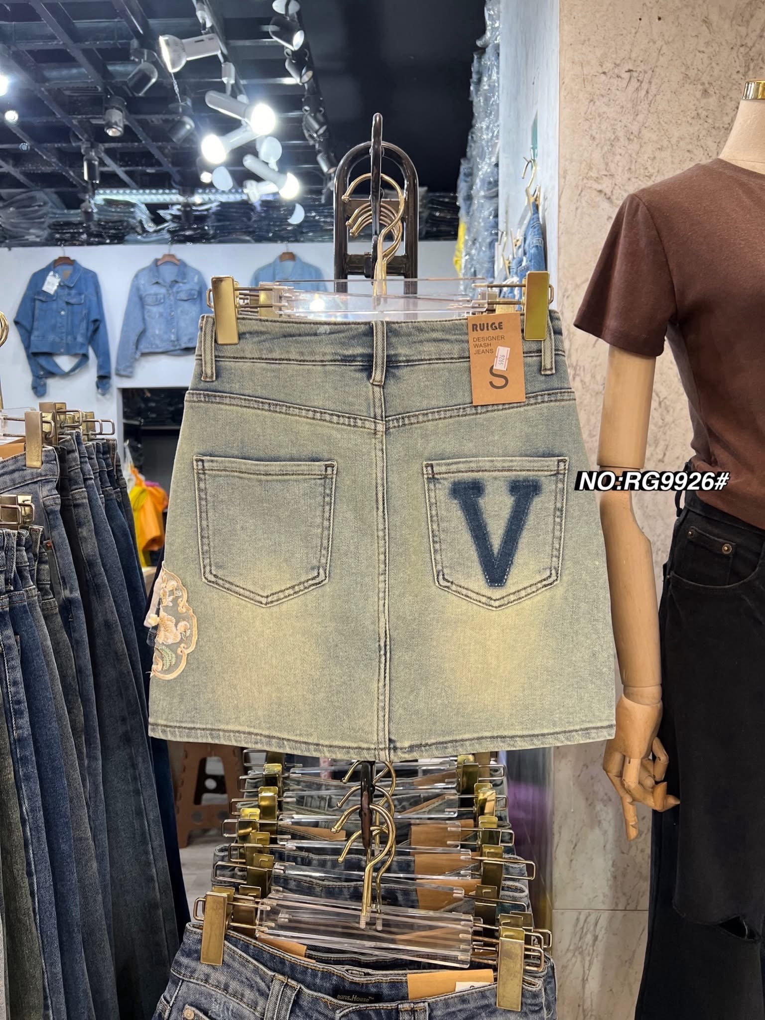 กระโปรงกางเกงสุดฮิต!!! ยีนส์ดีไซส์น่ารัก (ผ้ายืด) โลโก้สวยมาก ด้านในมีซับในกางเกง ใส่สบาย : สินค้าคุณภาพ (พร้อมส่ง)