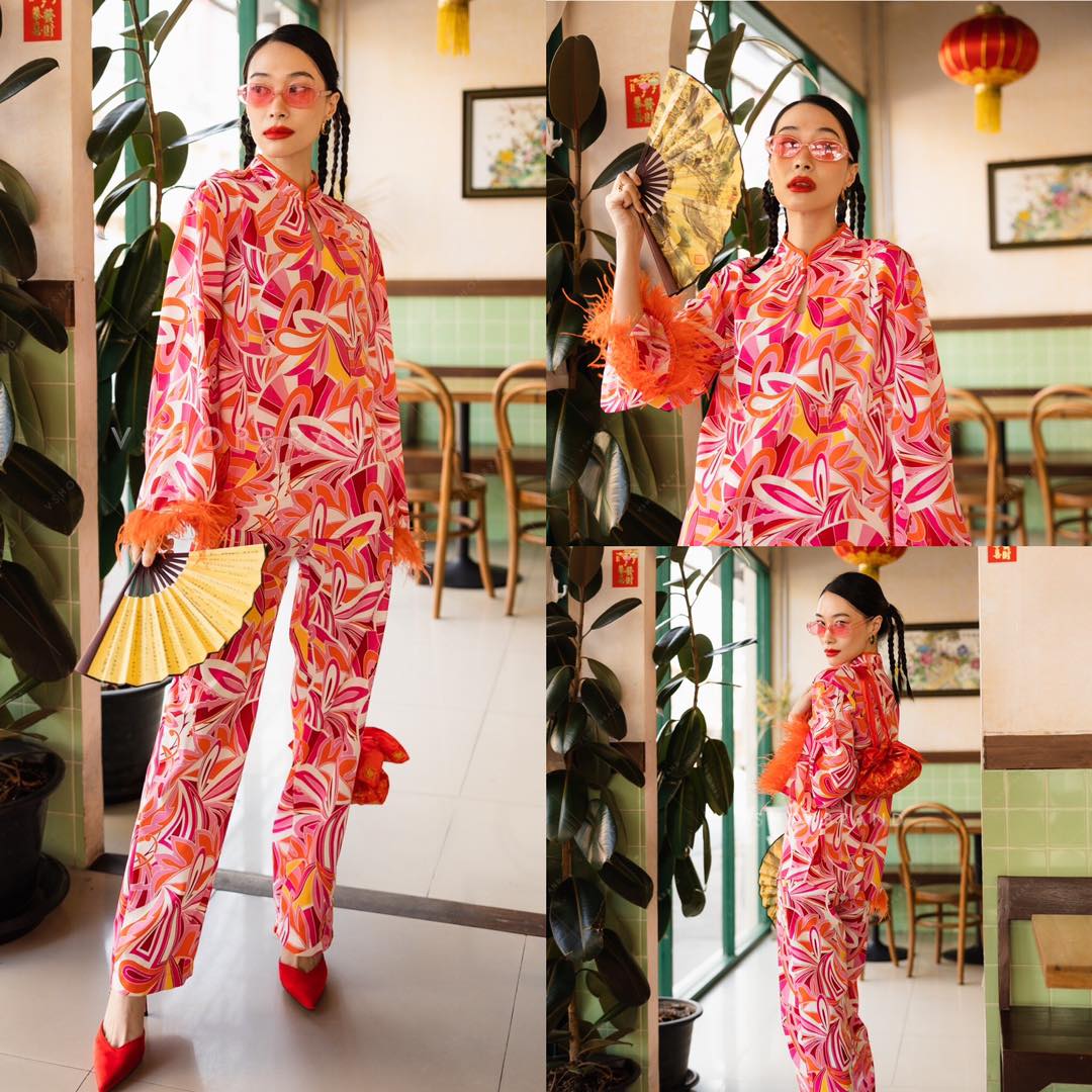 ชุดกี้เพ้าต้อนรับปีกระต๋ายมาแล้วจ้า ปีนี้ออกแบบเป็นเสื้อคอจีน แขนขนนกและแมท กับกางเกงขายาว ใช้ลายกราฟฟิกในการผลิตชุด : สินค้าคุณภาพ (พร้อมส่ง)