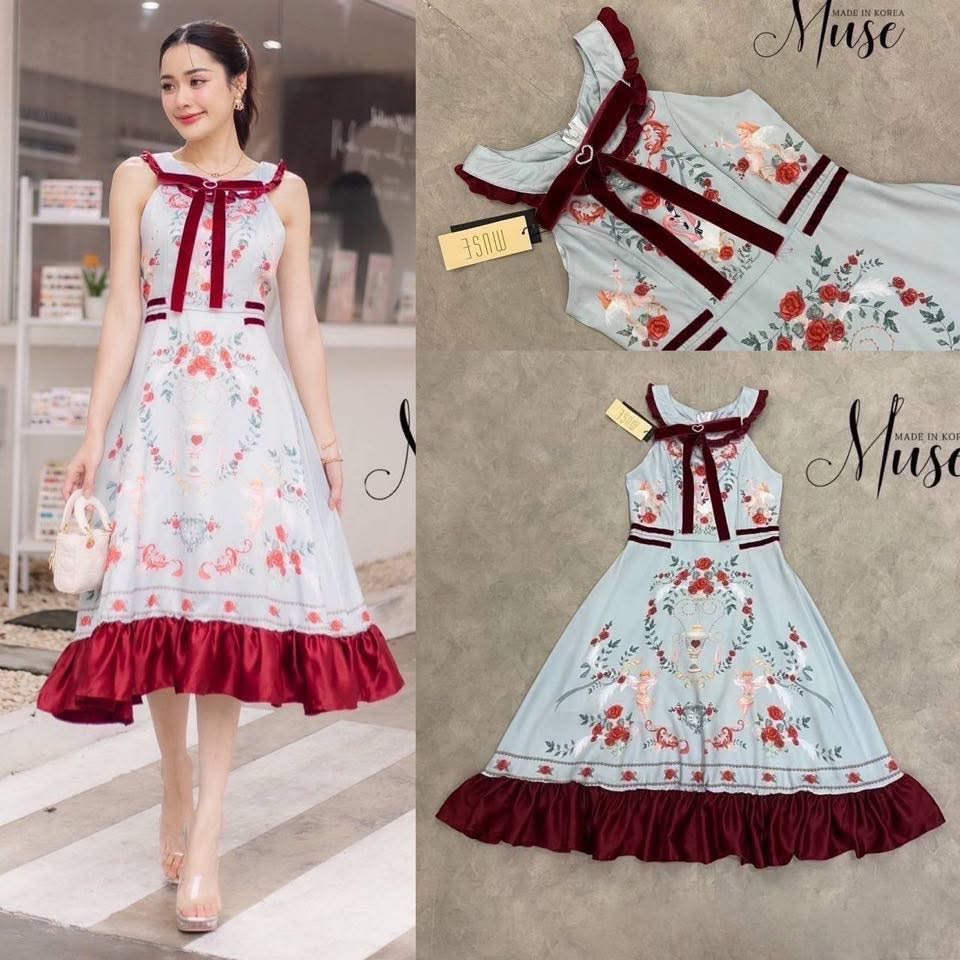 เดรสตัวยาวมาในทรงคอบัวแต่งระบายสีแดง ช่วงคอแต่งโบว์กำมะหยี่สีแดง มาในลายนางฟ้าสุดน่ารัก ใส่เป็นทรงปล่อย ใส่สบาย : สินค้าคุณภาพ (พร้อมส่ง)