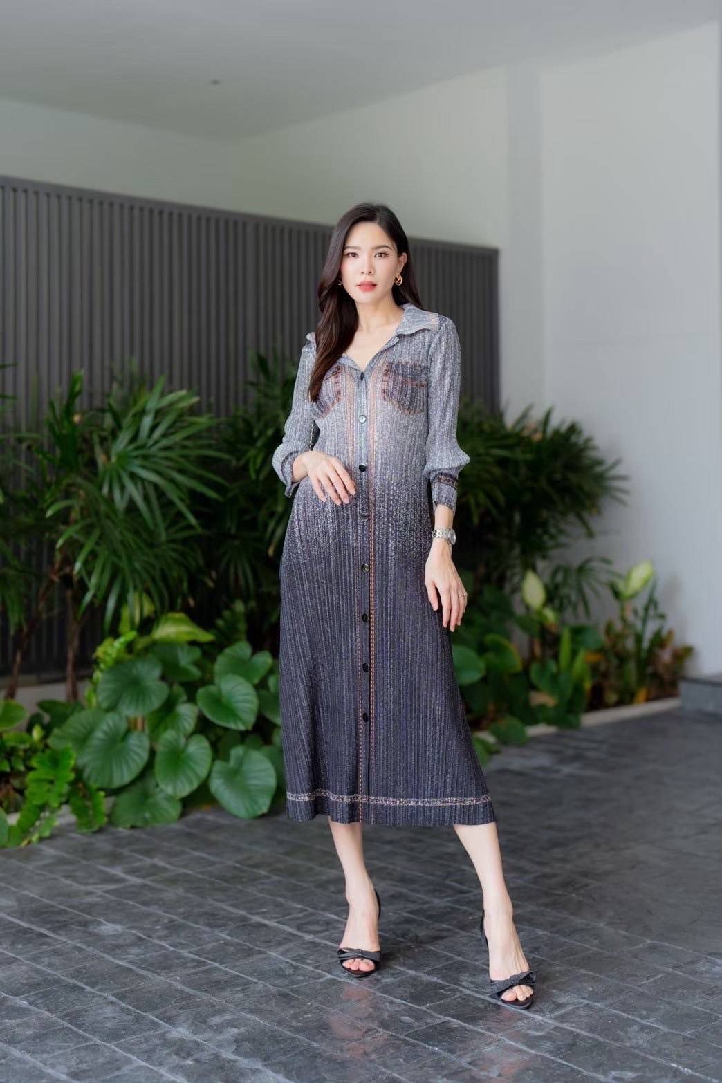 เดรสคลุมเข่า ทรงคอปก แขนสั้น แพทเทิร์นอัดพลีทเข้าเคิร์ฟ ทรงสวย Premium 👍🏻 พิมพ์ลายยีนส์ ทั้งตัว ดีเทลแน่นๆ ใส่สบาย : สินค้าคุณภาพ (พร้อมส่ง)