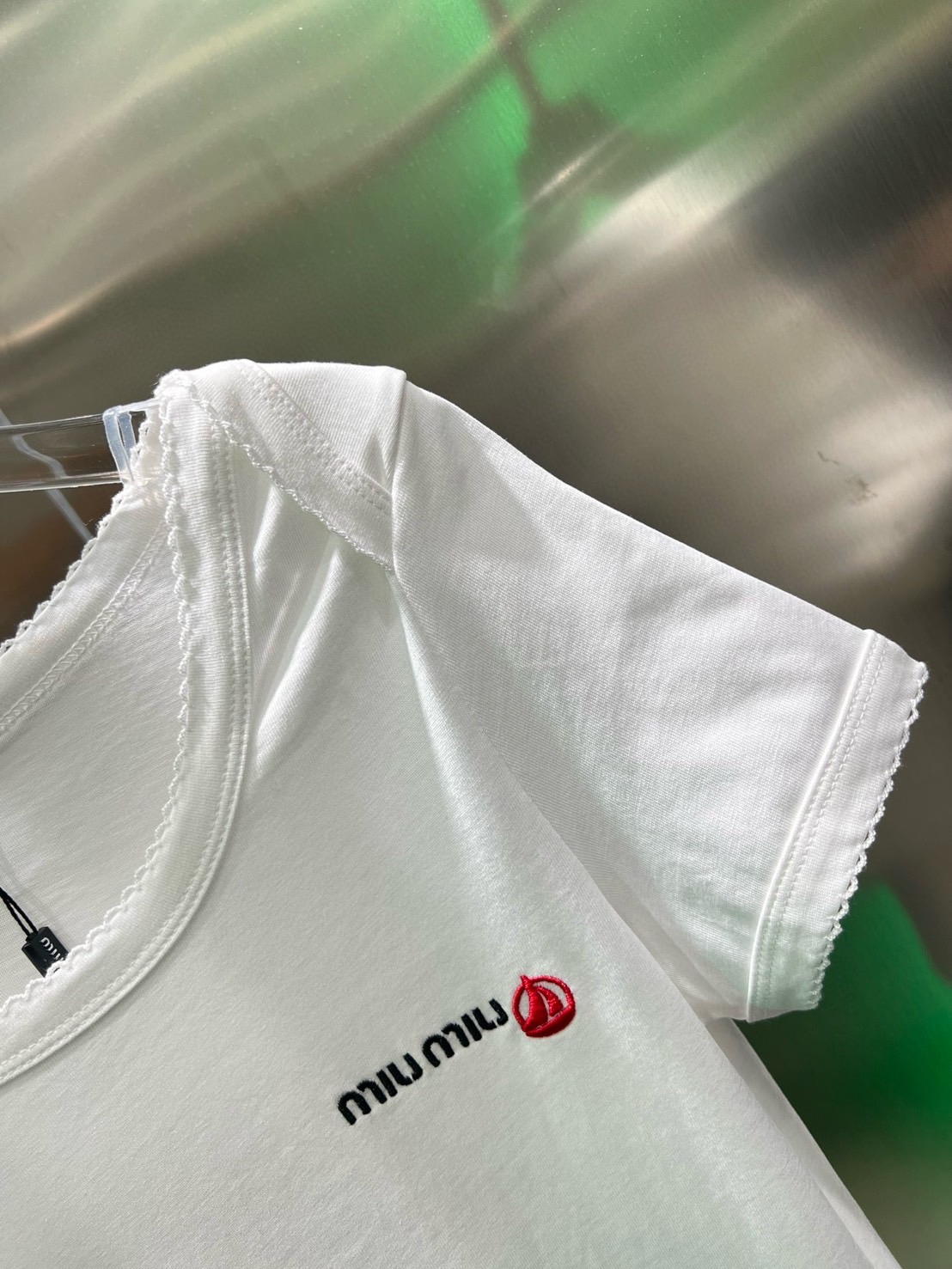 เสื้อยืดแขนสั้นสีขาว ช่วงอกปักชื่อแบรนด์ MIU MIUใส่สบาย : สินค้าคุณภาพ (พร้อมส่ง)