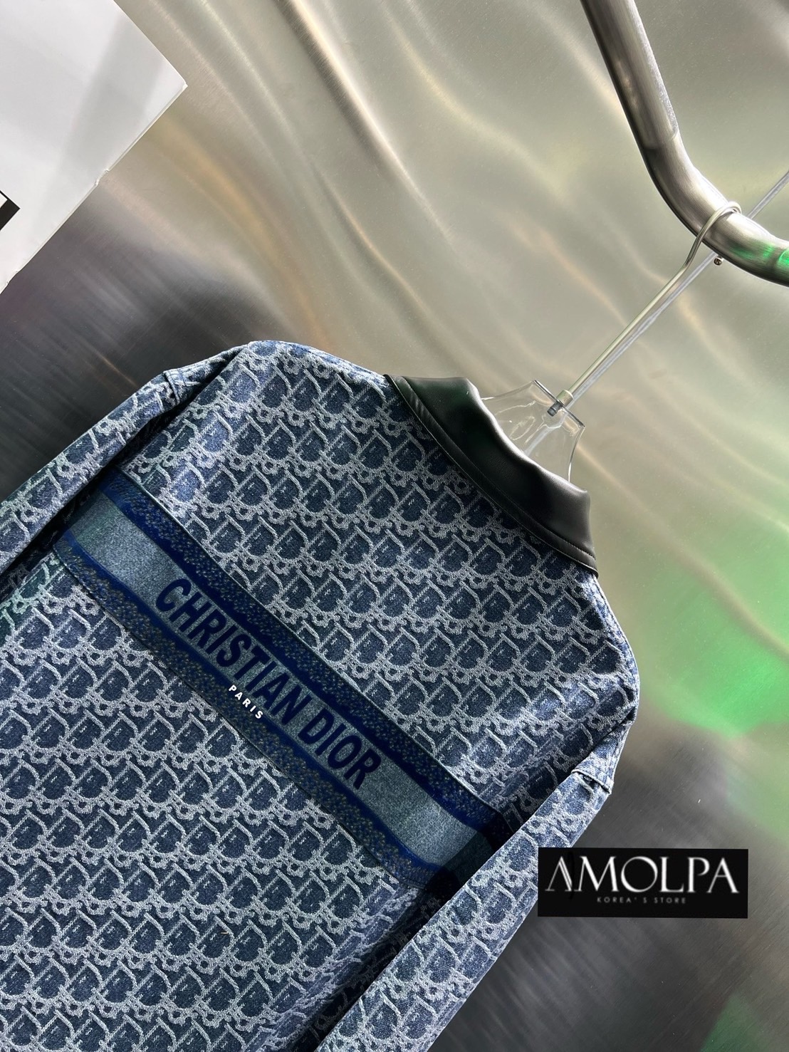 JACKET CHISTIAN DIOR DENIM แต่งหนังสีดำ กระดุมปั้ม แน่นๆ สวยม๊ากกกก ตามภาพเลยค้า งานใหม่ชนช๊อปปป งานสวยยยยย ใส่แล้วเก๋มากๆ ใส่สบาย : สินค้าคุณภาพ (พร้อมส่ง)