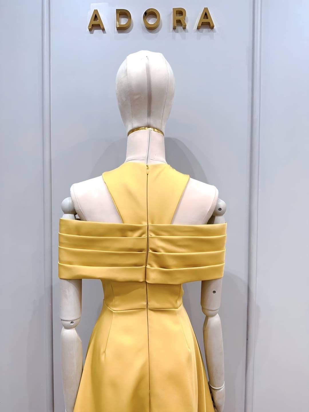 แม๊คซี่เดรสดีไซน์คอวีแบบไขว้แต่งดีเทลจับจีบช่วงอกกระโปรงทรงเอาบานสวิง ตัวเดรสใช่เนื้อผ้าเกรดพรีเมี่ยม มีน้ำหนักทิ้งตัวสวยๆ มีซับใน เป็นงานซิปหลัง ใส่สบาย : สินค้าคุณภาพ (พร้อมส่ง)