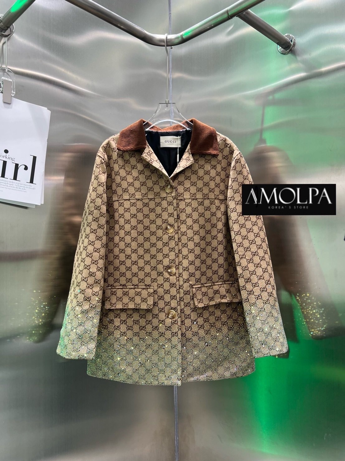 BLAZER GG งาน hiend ผ้าทอ คอลเลคชั่นใหม่ 2025SS ตัวเสื้อเป็น สูท GUCCI ผ้าทอ เนื้อผ้ามี TEXTURE อย่างดี ด้านในมีซับในทั้งตัว พรีเมียมมมมสุดๆค่ะ ใส่สบาย : สินค้าคุณภาพ (พร้อมส่ง)