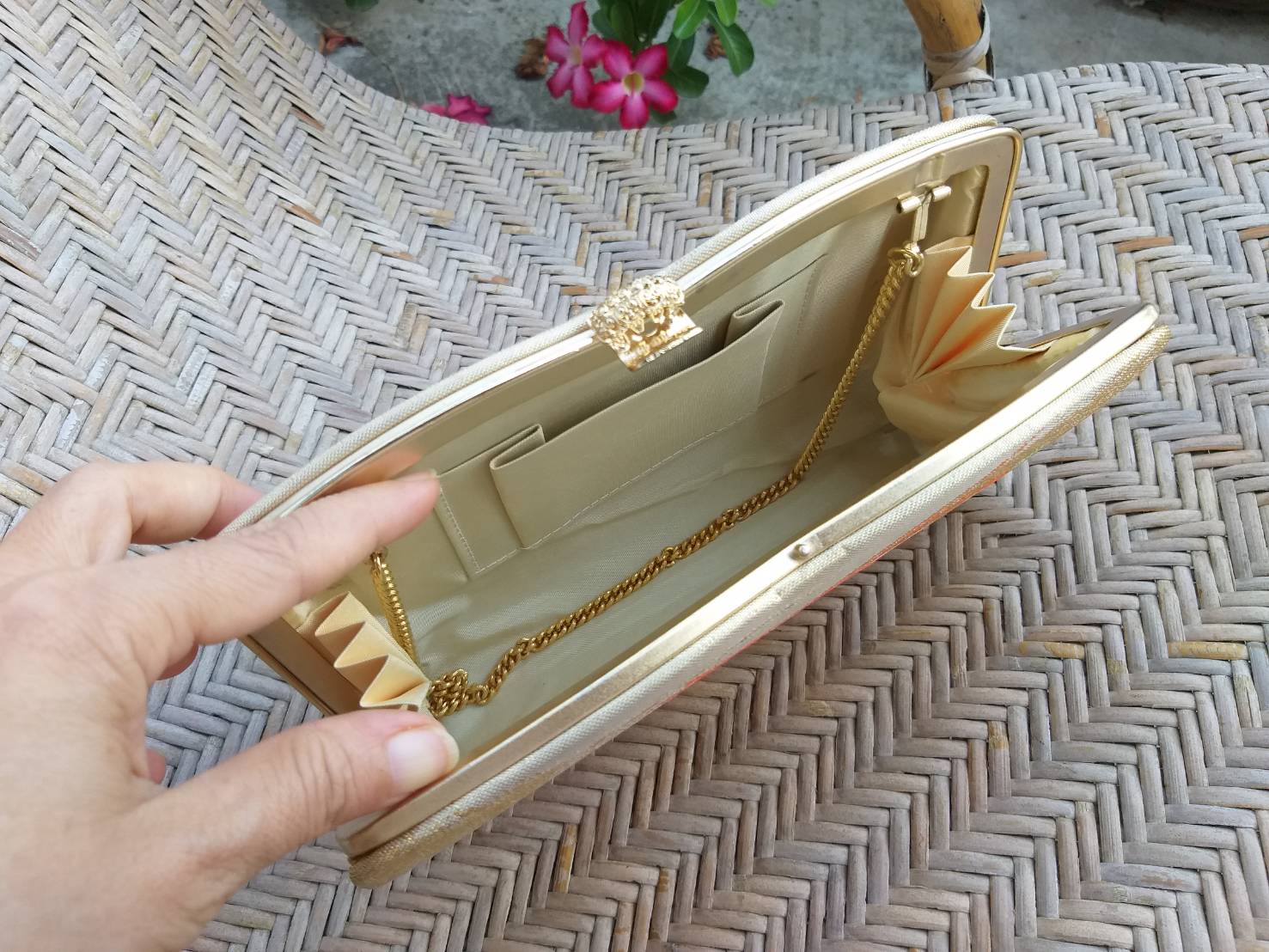 กระเป๋าออกงานผ้าทอดิ้นทอง สวยมากกกก (ของใหม่)