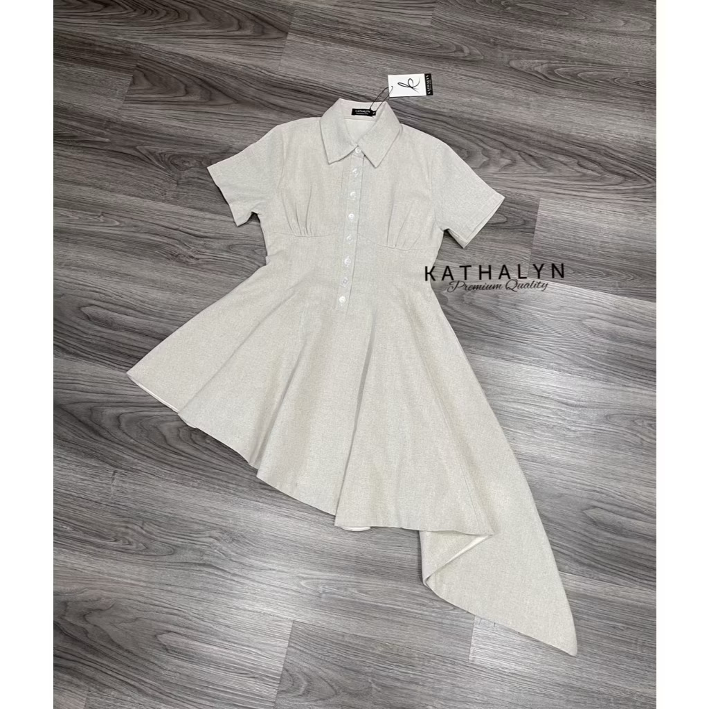 เดรสกระโปรงคอปกทรงเชิ๊ต แขนสั้นทรงพอดีตัวใส่กำลังสวย ท่อนบนแต่งกระดุมเชิ๊ต เนื้อผ้ามีเทกเจอร์สีสวยขับผิว ช่วงเอวเข้ารูปเล็กน้อย ใส่สบาย : สินค้าคุณภาพ (พร้อมส่ง)