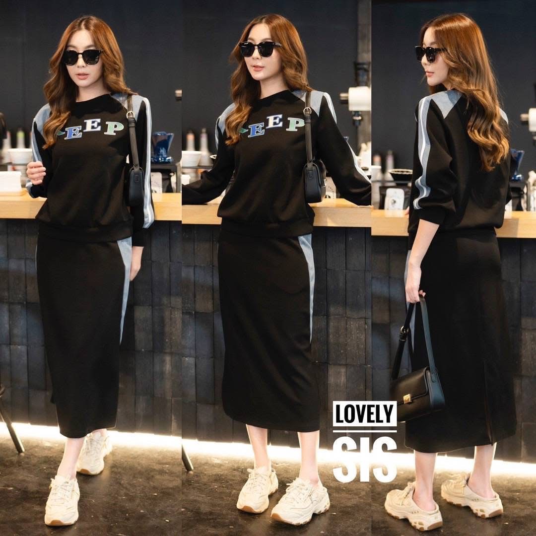 Set 2 pcs เสื้อแขนยาวผ้ายืดเย็บต่อผ้ายีนส์ สกรีนลายอักษรหน้าอก แต่งแถบเส้นแขน มาพร้อมกระโปรงเอวสม็อคเย็บต่อผ้ายีนส์ ใส่สบาย : สินค้าคุณภาพ (พร้อมส่ง)
