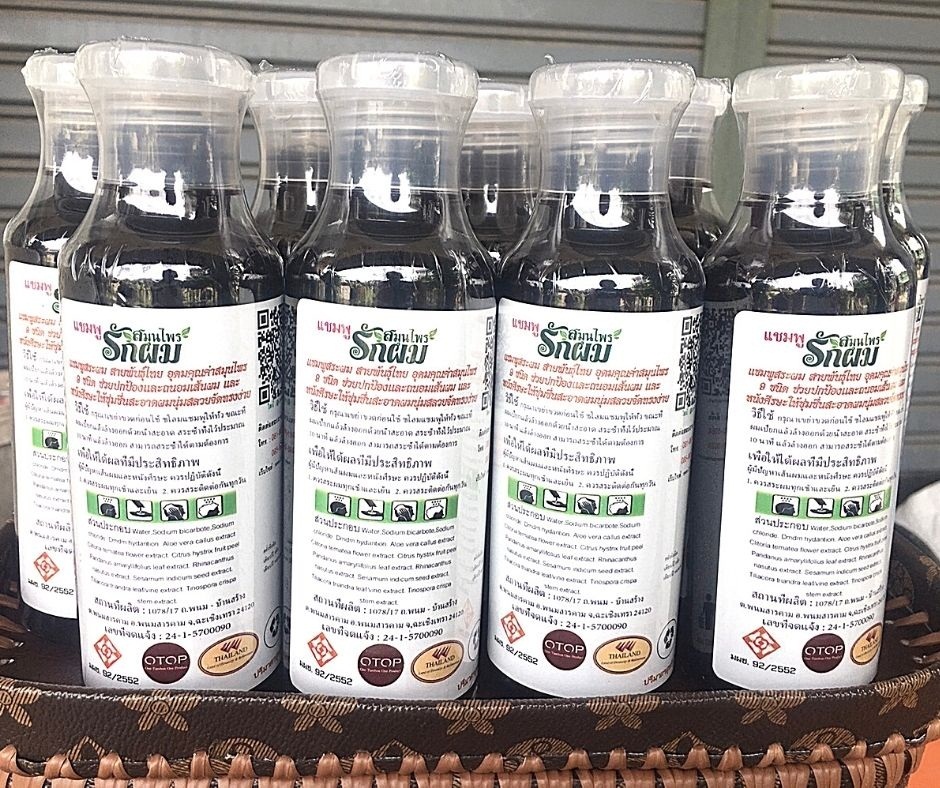 แชมพูสมุนไพรรักผม 250ml x 12 ขวด ยาสระผมแก้รังแคเชื้อรา แก้ผมร่วง แก้ปัญหาผมมัน ผมคัน ชะลอผมหงอก ช่วยให้ผมเกิดใหม่ ไม่ต้องใช้ครีมนวดผม อุดมด้วยสมุนไพรธรรมชาติถึง 9 ชนิด ใช้ได้ทุกวัย สระได้ทุกวัน ปราศจากสารเคมีที่เป็นอันตราย