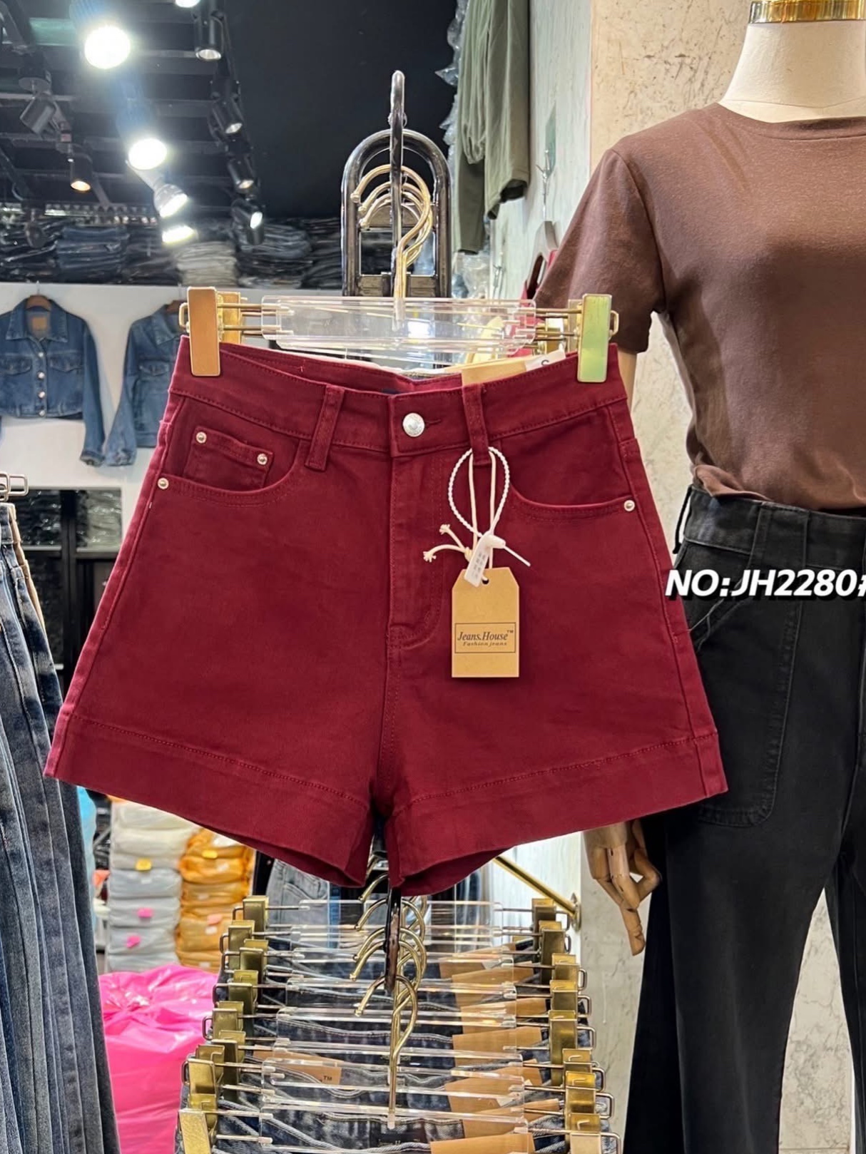 กางเกงยีนส์ขาสั้น ทรงเอวสูง รุ่นนี้บอกเลยทรงสวยมาก เนื้อผ้ายีนส์ยืด รุ่นนี้ทำจากผ้ายีนส์เนื้ออย่างดี ทรงเป๊ะมากๆๆ ไม่รัดตัว ใส่สบาย ดีเทลปลายขากว้าง เก๋มากๆ ใส่สบาย : สินค้าคุณภาพ (พร้อมส่ง)