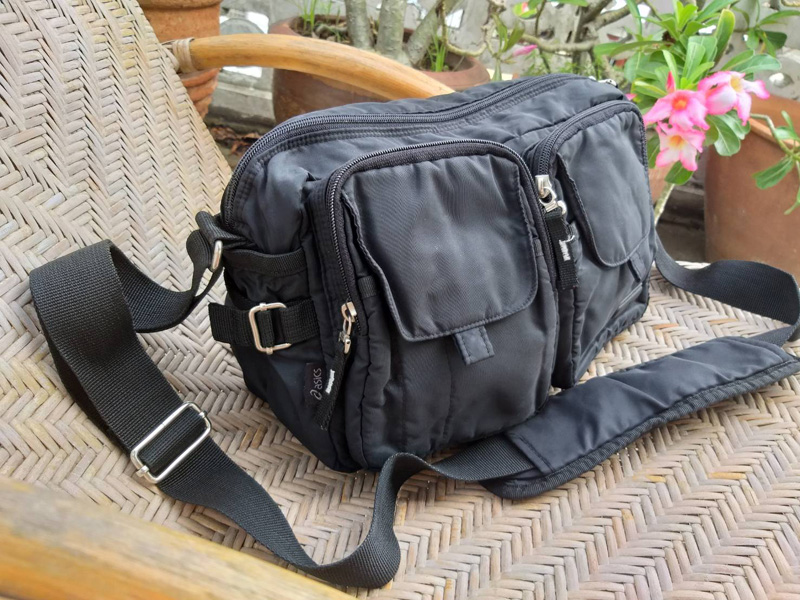 กระเป๋าสะพาย asics มีช่องใส่แท็บเล็ต (ของใหม่)