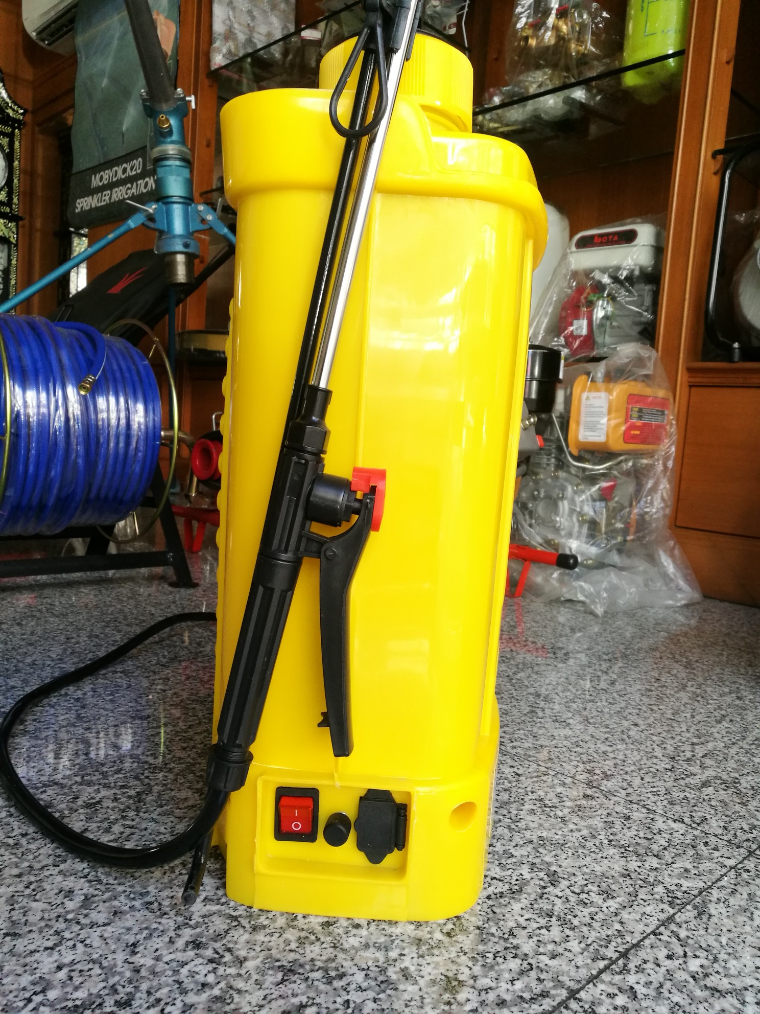 เครื่องพ่นยา 18 ลิตร 2in1 LOTA 2ระบบ ใช้ได้ทั้งแบตเตอรี่และมือโยก