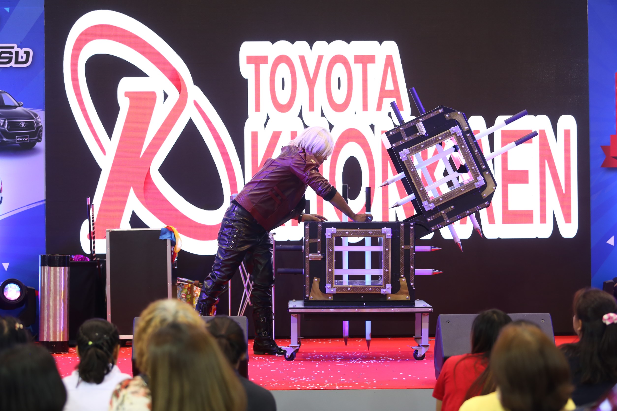 มายากล นักมายากล การแสดง โชว์ Magic Show "งาน HILUX REVO FESTIVAL 2019" 05/07/2562