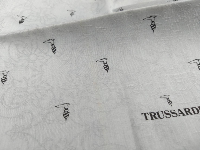 ผ้าเช็ดหน้าชาย TRUSSARDI ผ้าดีมาก อย่างหรู