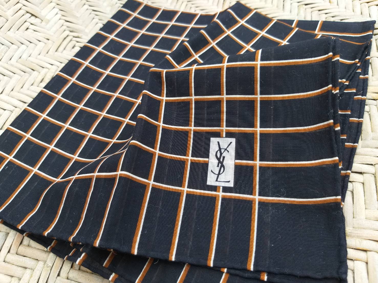 ผ้าเช็ดหน้าชาย Yves Saint Laurent สวยมาก