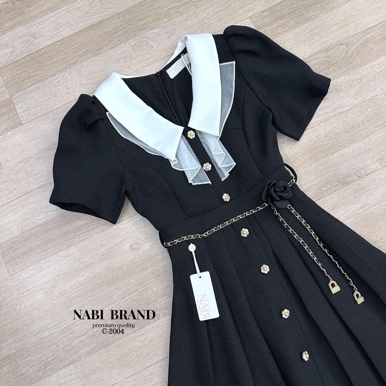 เดรสกระโปรงยาวสีดำแขนสั้น คอปกสีขาว แต่งกระดุมมุกด้านหน้า มาคู่กับเข็มขัดดอกไม้ ใส่สบาย : สินค้าคุณภาพ (พร้อมส่ง)
