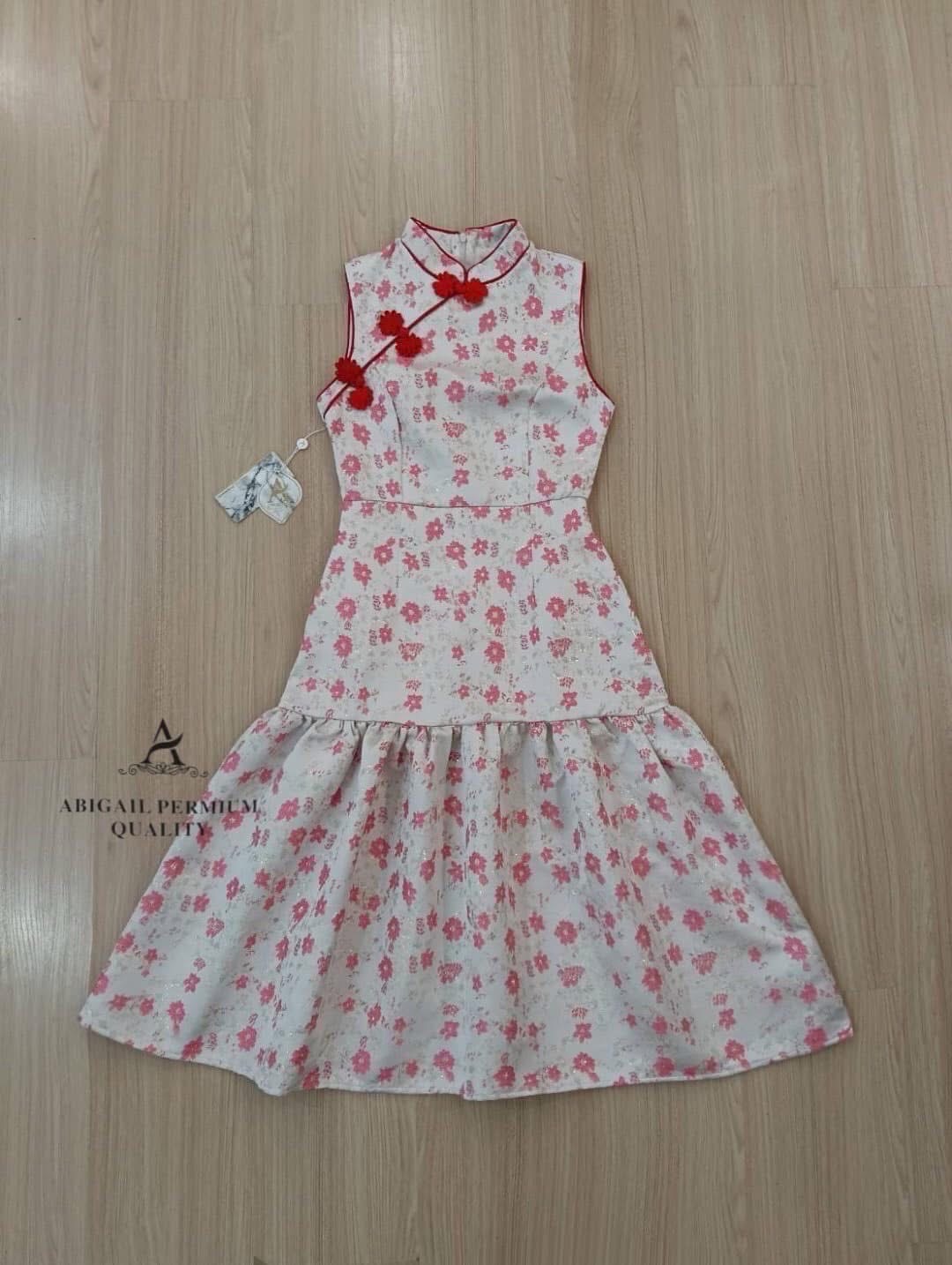 กี่เพ้า ชุด เสื้อแขนกุดคอกุ๊น ผ้าทอลายดอกชาย กระโปรงจับจีบระบายรอบ งานสวย เป๊ะ ใส่สบาย : สินค้าคุณภาพ (พร้อมส่ง)