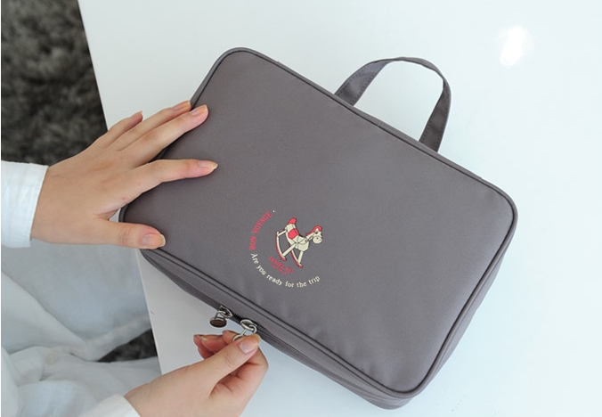 กระเป๋าใส่อุปกรณ์อาบน้ำ คุณภาพดี แขวนได้ สำหรับเดินทาง ท่องเที่ยว พกพาสะดวกมี 4 สี 4 ลายให้เลือก