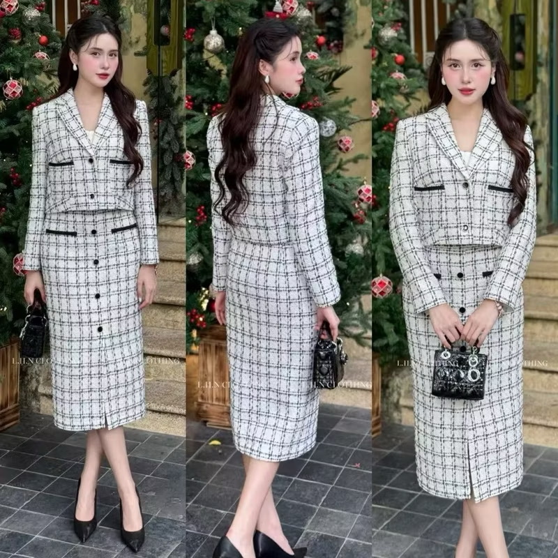 Set 2 ชิ้น เนื้อผ้าทวีตลายตารางขาวดำ ตัวเสื้อทรงพอดีตัว ดีเทลคอปกแขนยาวมีกระดุมหน้าใช้งานได้จริง และช่วงอกแต่งกระเป๋า2ข้าง ล้วงได้เก๋ๆ มาพร้อมกับกระโปรงยาวทรงตรงเนื้อผ้าเดียวกัน ใส่สบาย : สินค้าคุณภาพ (พร้อมส่ง)